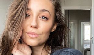 Izabella Krzan pozuje w wannie. Wyobraża sobie, że jest na wakacjach