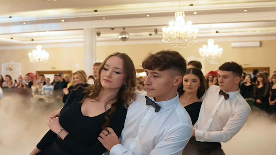 Tak zatańczyli walca na studniówce. "I te stroje super"
