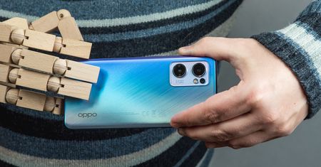 OPPO Reno7 5G fotograficznie. Tomasz lubi nakładać filtry na zdjęcia, Karol nocne spacery ze smartfonem w ręku. A OPPO?