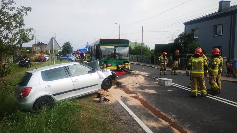 Śląskie. W zderzeniu autobusu i samochodu osobowego ucierpiała jedna osoba.