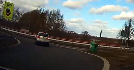 Nowe znaki na drogach działają. "Zatrzymać auto i wysiąść"