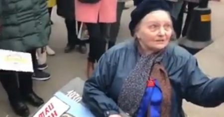 77-letnia Rosjanka stworzyła antywojenne plakaty. Oto co ją spotkało