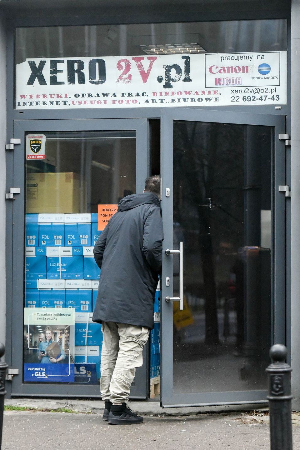 Tomasz Karolak parkuje na zakazie