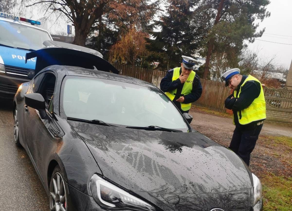 "Poszedł bokiem" włączając się do ruchu. Miał pecha, bo właśnie nadjechała policja