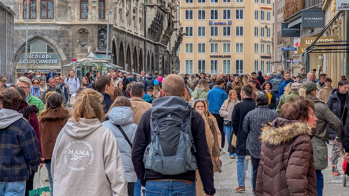 Przechodnie na ulicach Monachium - zdjęcie ilustracyjne