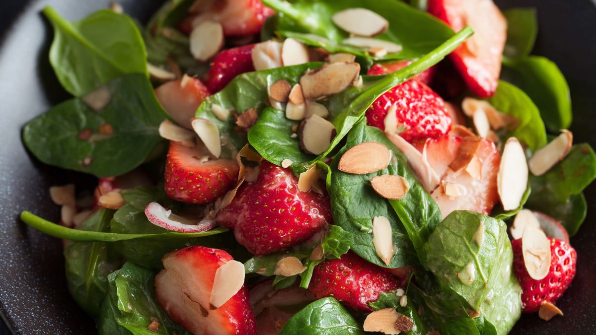 Sałatka z truskawkami