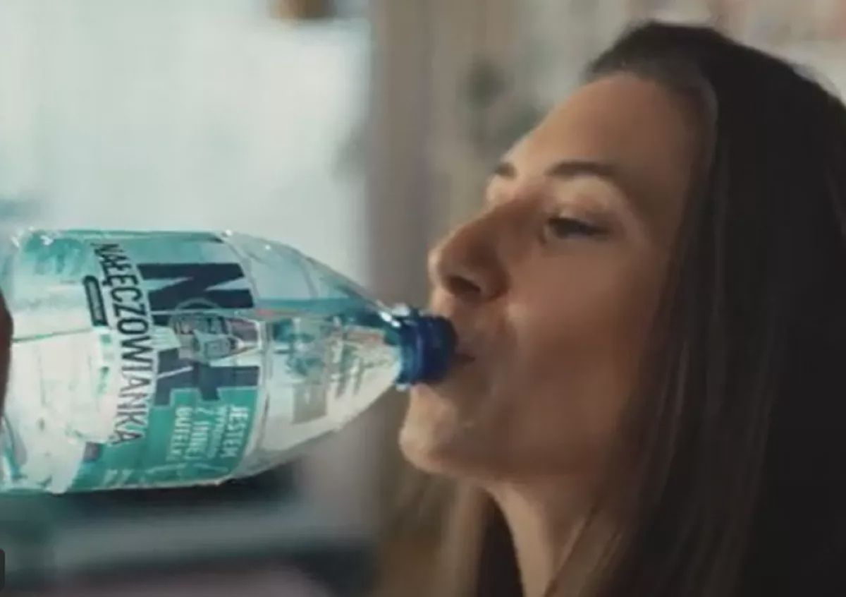 „Napełnij swój dzień do potęgi N” w reklamach Nałęczowianki