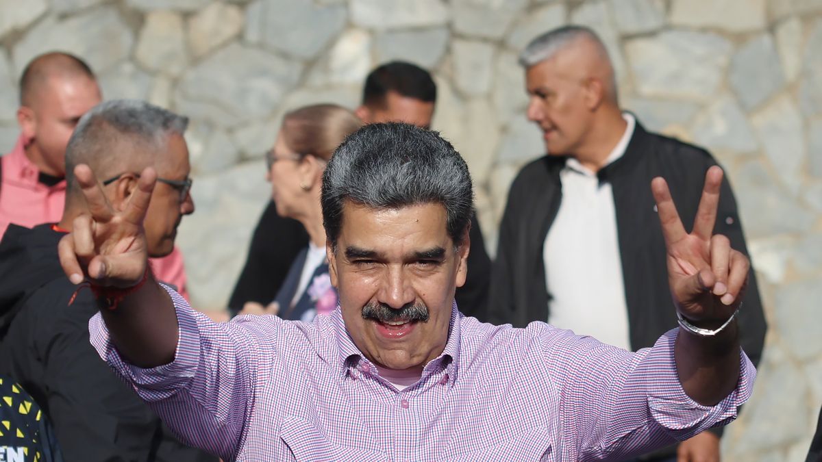 (FILE) - Venezuelan President Nicolas Maduro greets supporters during the Great March of Communal Youth in support of his government in Caracas, Venezuela, 13 November 2025(reissued 03 January 2026). US President Trump has announced that the United States has 'successfully captured' Venezuelan leader Nicolas Maduro and his wife following a series of large-scale military strikes on Caracas on 03 January 2026. The Venezuelan government has accused Washington of launching a wave of military attacks against civilian and military targets across the country early 03 January morning. EPA/MIGUEL GUTIERREZ Dostawca: PAP/EPA.