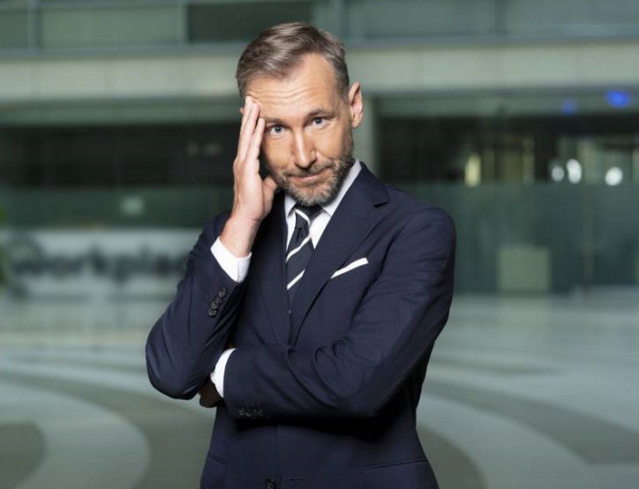 Piotr Kraśko jest prezenterem Faktów TVN 