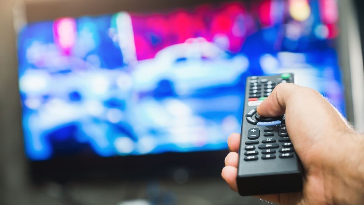 pilot skierowany na telewizor