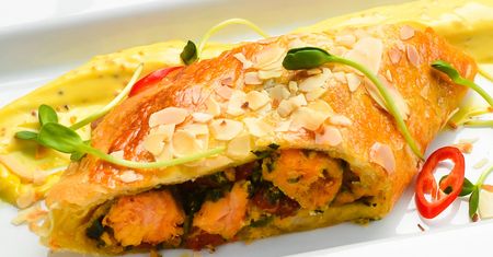 Ścieram ziemniaki jak na placki i wykładam na blaszkę. W pół godziny mam przekąskę lepszą niż z restauracji