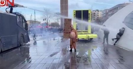 Policja użyła armatek wodnych. Kobieta uderzyła głową o beton