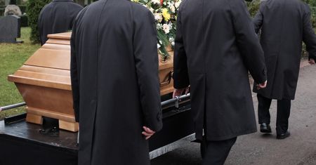 "Ciężko to sobie wyobrazić". Branża pogrzebowa alarmuje