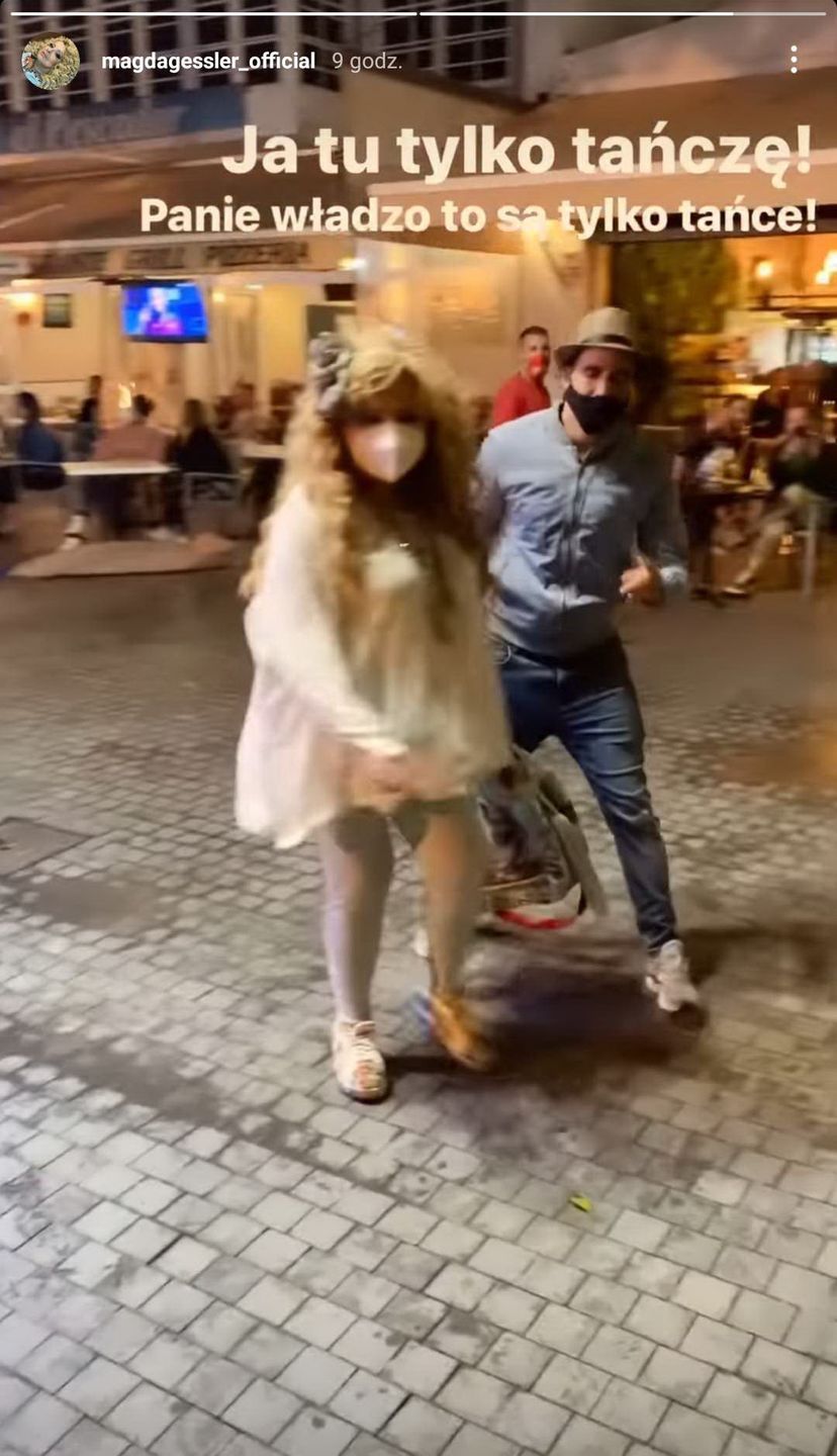 Magda Gessler cieszy się z wizyty kosmetyczek i tańczy na ulicy