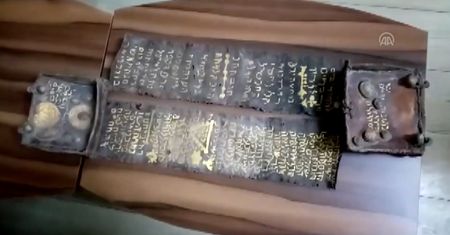 Starożytny manuskrypt. Próbowali przemycić go przez granicę