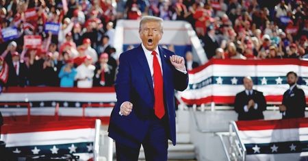 Chaos nieodłącznym elementem polityki Trumpa. "Monarszy sposób myślenia"