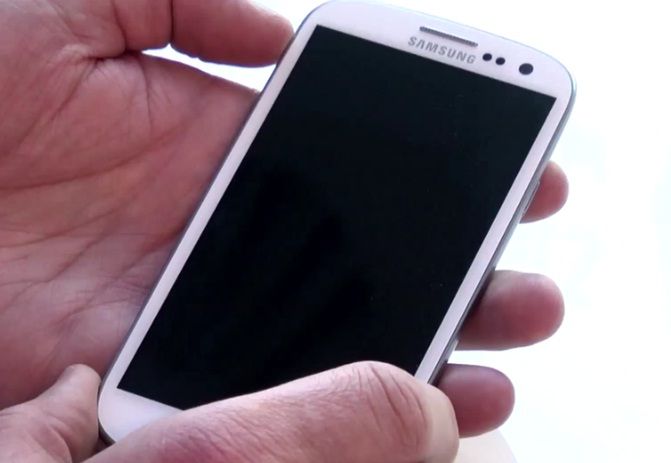 Samsung Galaxy S III od środka. Ma aparat z iPhone'a 4S