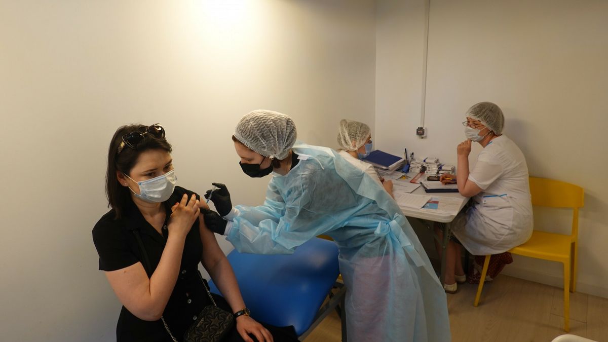 Ruszają szczepienia w aptekach." Po prostu zwiększy się liczba punktów, które i tak stoją puste" 