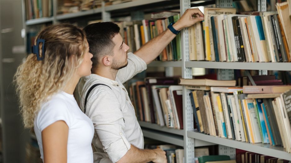 Uczniowie w bibliotece