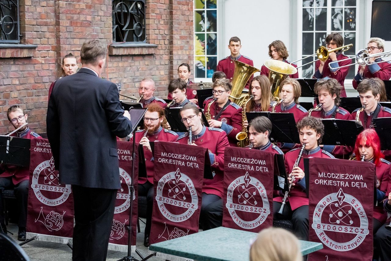Młodzieżowa Orkiestra Dęta z bydgoskiego "elektronika" w swingowym klimacie. Za nami kolejny koncert festiwalu "Swingująca Bydgoszcz"