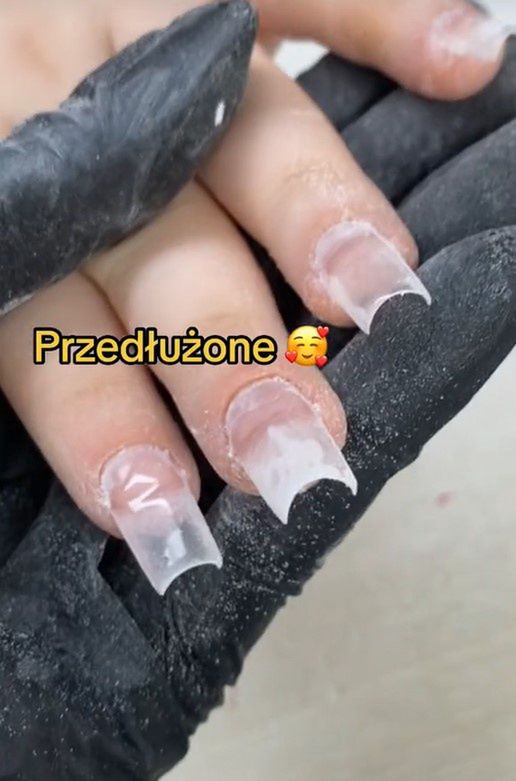Propozycja ozdobienia paznokci z okazji pierwszej komunii świętej
