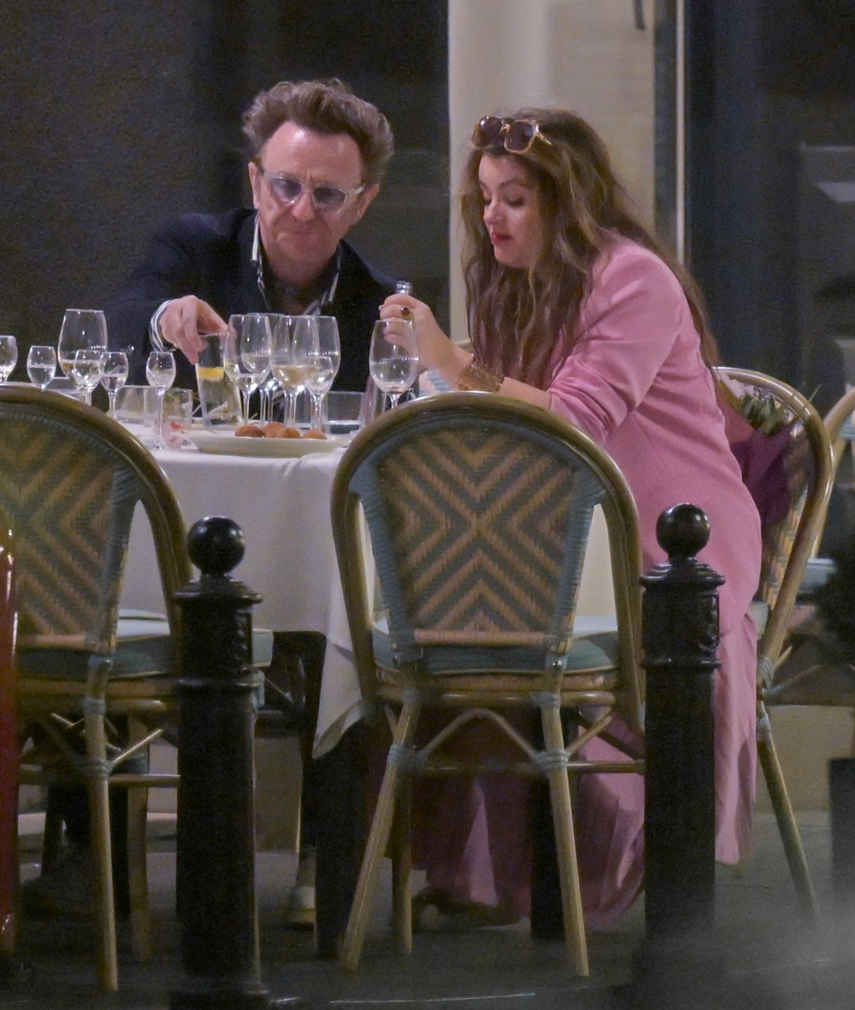 Paweł Wilczak i Maria Niklińska bawią się razem w restauracji