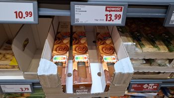 Zamiast wyrabiać ciasto drożdżowe na cynamonki, możesz sięgnąć po gotowca z Lidla. Jest jeden haczyk