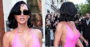 Rozgogolona Kim Kardashian podbija Paryż w różowej mini. Internauci SĄ ZAŁAMANI: "Bianca Censori z Temu"