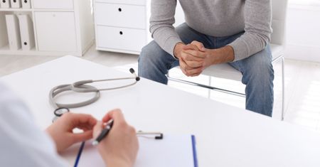 Miał niepokojące zmiany skórne. Badania wykazały HIV, kiłę, rzeżączkę i chlamydię