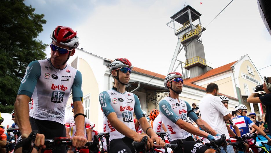 TdP 2019 w Wieliczce, w tle szyb Daniłowicza Kopalni Soli. Uczestników prestiżowego wyścigu można będzie oglądać w podkrakowskim mieście także w tym roku, już 10 sierpnia. Tym razem przy ul. Daniłowicza będzie ulokowany start na &#34;czasówkę&#34;