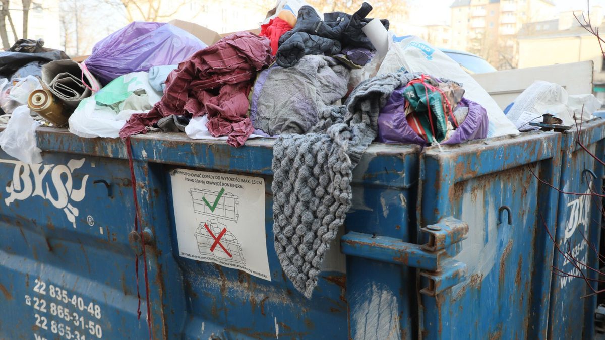 Gdzie wyrzucić stare ubrania? Wiele gmin zmienia zasady