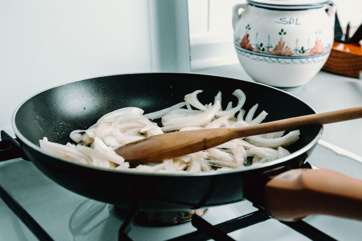 Wsypuję szczyptę do smażonej cebuli. Tego triku nauczyła mnie babcia