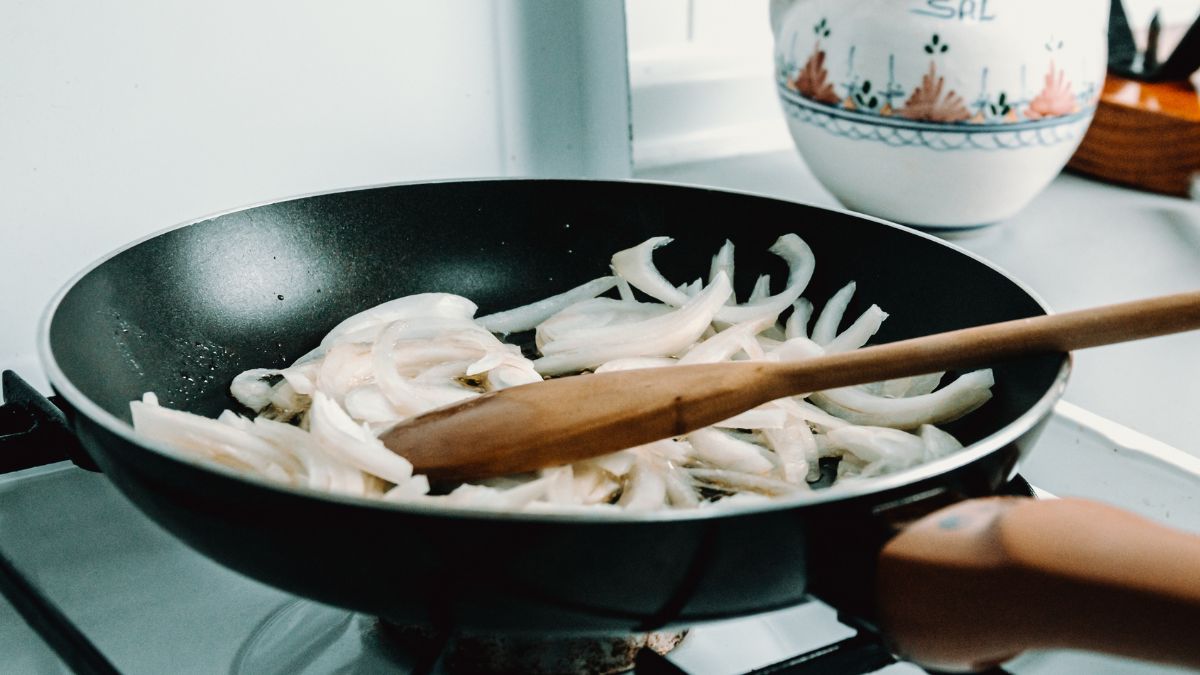 Smażona cebula nigdy nie była lepsza. Zastosuj ten trik