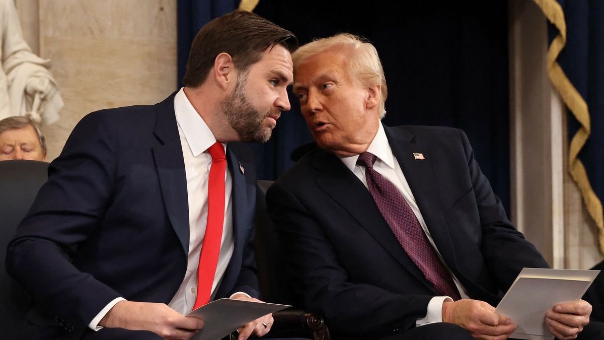 Zaprzysi??enie Donalda Trumpa na 47. prezydenta USA
US Vice President-elect former Sen. J.D. Vance (R-OH) and US President-elect Donald Trump attend the inauguration of US President-elect Donald Trump in the Rotunda of the US Capitol on January 20, 2025 in Washington, DC. Donald Trump takes office for his second term as the 47th president of the United States. (Photo by Chip Somodevilla / POOL / AFP)
CHIP SOMODEVILLA
