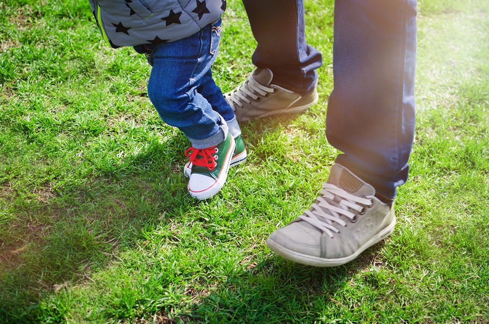 W wygodnych trampkach dziecko szybciej nauczy się chodzić o wlasnych siłach
