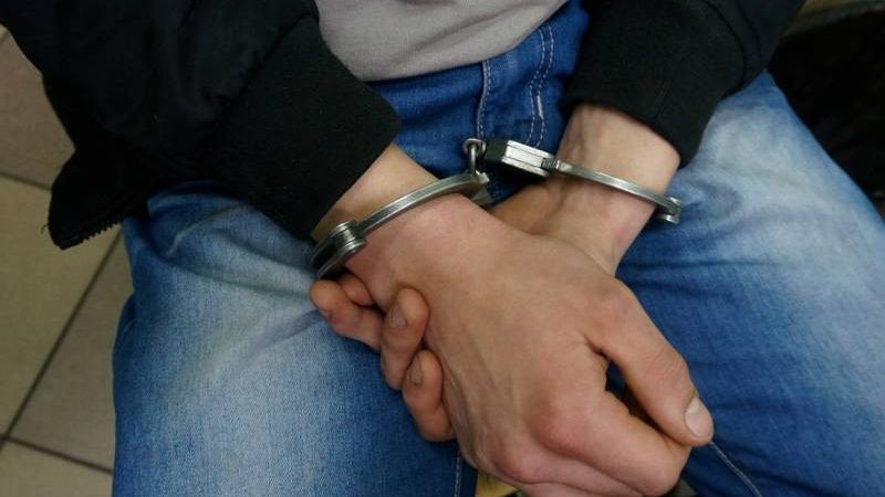 policja kajdanki areszt