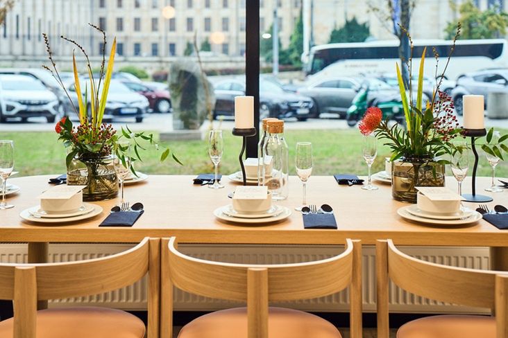 Aranżacja stołu z akcesoriami do jadalni i stołem IKEA