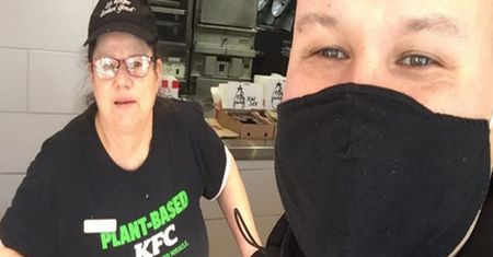 Empatia w czasach pandemii. Klient KFC zrobił 70-latce niesamowity prezent