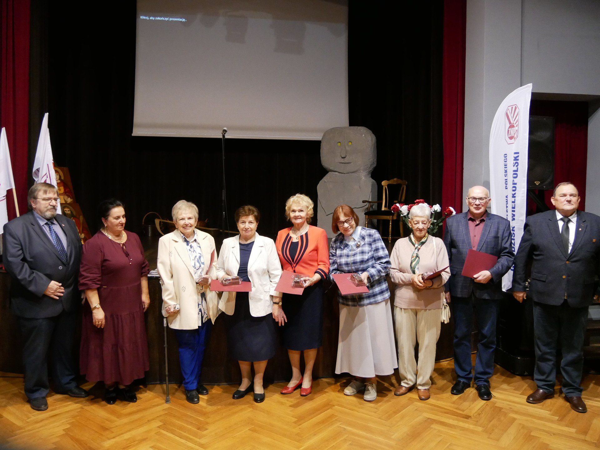 Wyróżnieni nauczyciele otrzymali podziękowania.