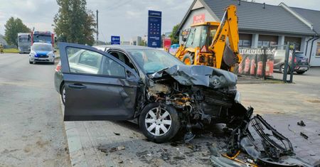 Wyprzedzał kilka pojazdów jednocześnie. Zderzył się z koparką!