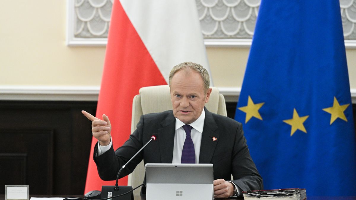 Warszawa, 17.03.2026. Premier Donald Tusk na posiedzeniu rządu w KPRM w Warszawie, 17 bm. Na posiedzeniu ministrowie zajmą się m.in. nowelą ws. sądowej kontroli odmów udziału pełnomocnika świadka w przesłuchaniach. (mr) PAP/Marcin Obara