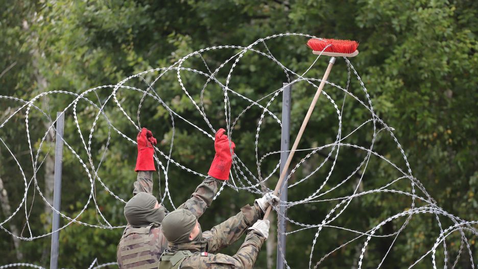 Uchodźcy na granicy. Straż Graniczna o narodowości migrantów. Na zdjęciu budowa płotu na granicy w okolicach Jurowlan. 27 sierpnia 2021 roku 