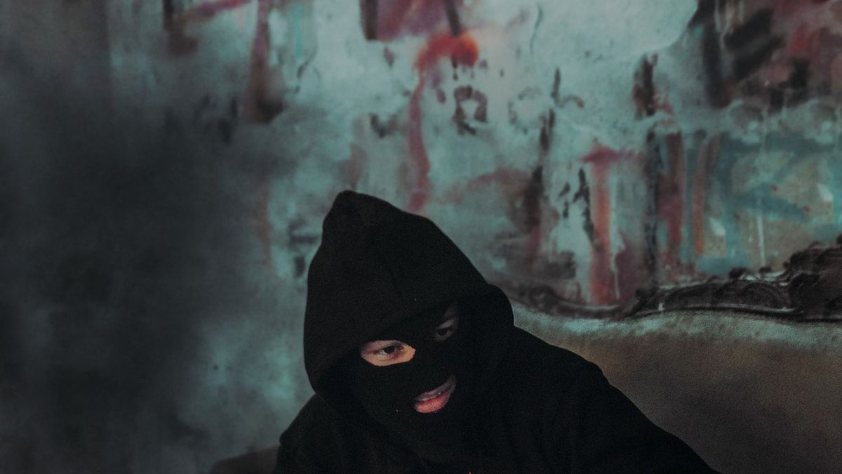 Zamaskowani mężczyźni chcieli upozorować "porwanie" pracownika sklepu jubilerskiego. 