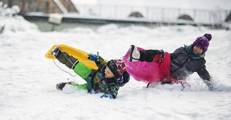 Czy dzieci powinny jeździć na sankach w kasku i ochraniaczach? Ratownik ostrzega