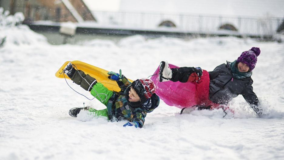 Uwaga na wypadki na sankach. Może dojść do urazów kończyn i kręgosłupa