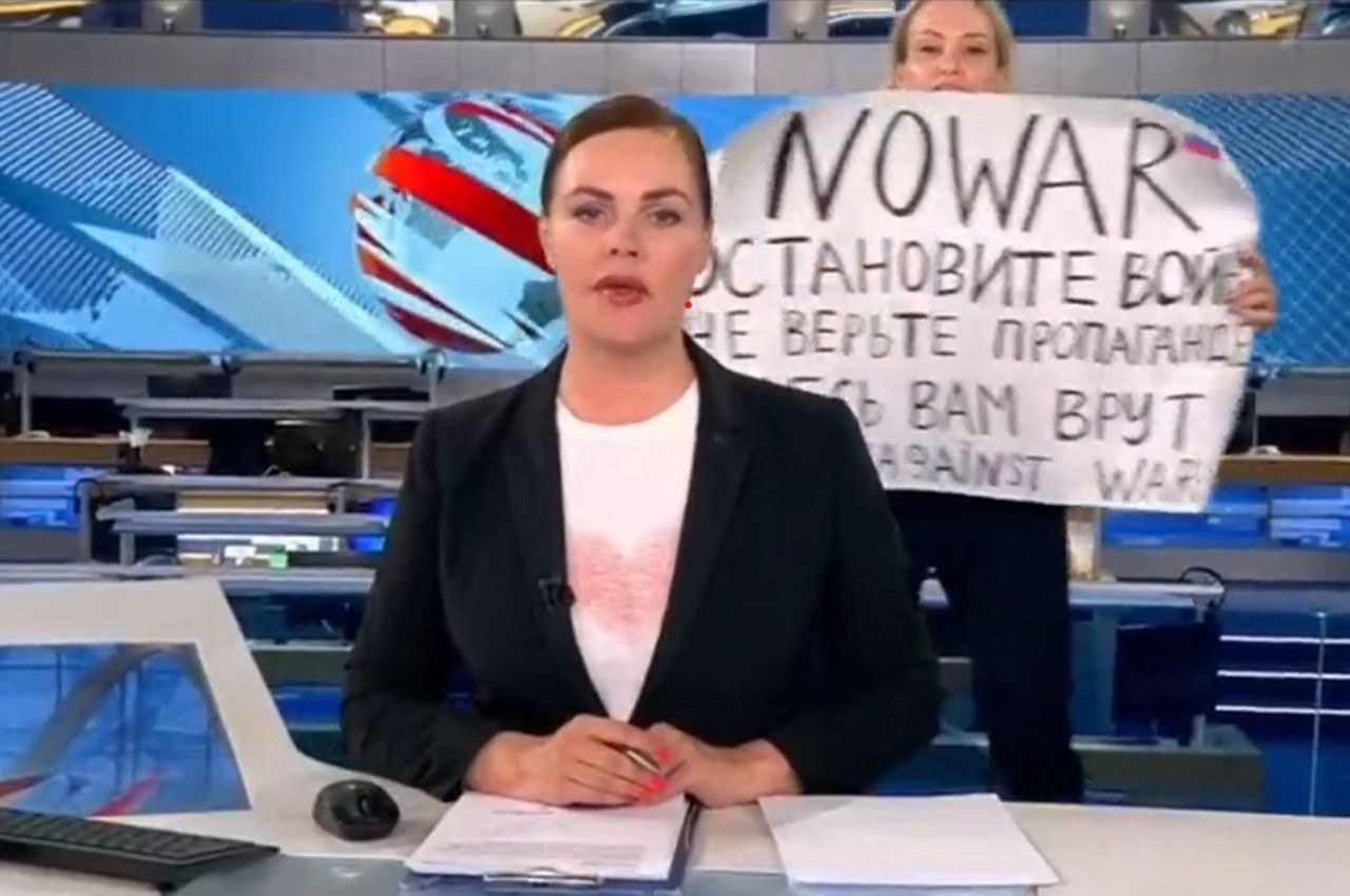 Miliony Rosjan przed telewizorami. Nagle wtargnęła do studia i pokazała plakat