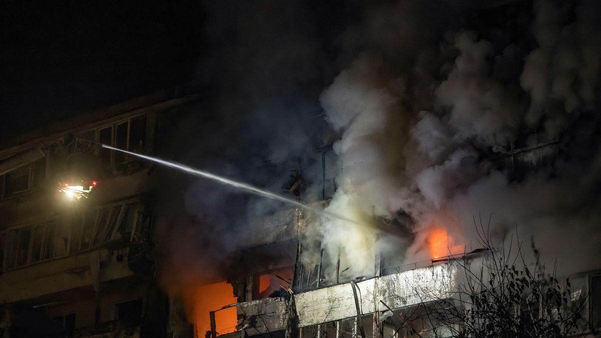 Kijów, Ukraina, 25.11.2025. Strażacy gaszą pożar budynku mieszkalnego w Kijowie, w nocy z 24 na 25 bm. Co najmniej sześć osób zginęło w atakach Rosji na Kijów. Agresorzy zastosowali w nich rakiety i drony. Trwa inwazja Rosji na Ukrainę. (mr) PAP/Vladyslav Musiienko ***Do tego materiału zdjęciowego dostępna jest również depesza w systemie CSI, pt.: Ukraina/ Co najmniej 6 osób zginęło w atakach na Kijów; w mieście wciąż rozlegają się wybuchy***