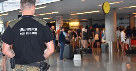 Tak zwrócił się do żony na lotnisku. Nie spodziewał się konsekwencji