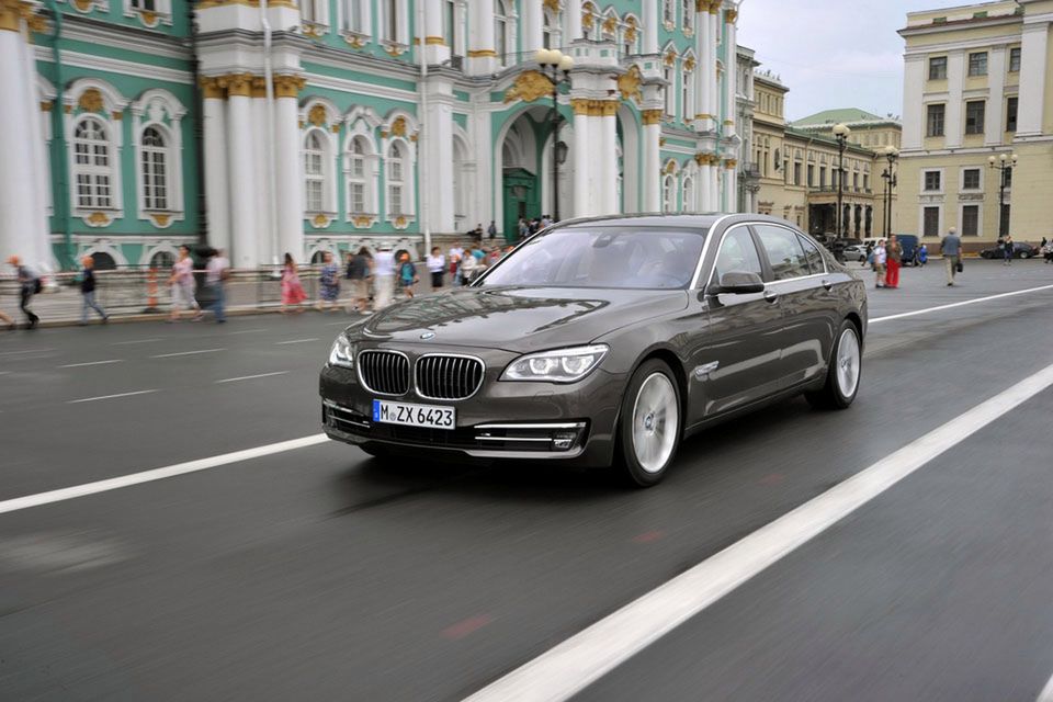 BMW serii 7 na rok 2013 - megagaleria niemieckiego okrętu flagowego 71