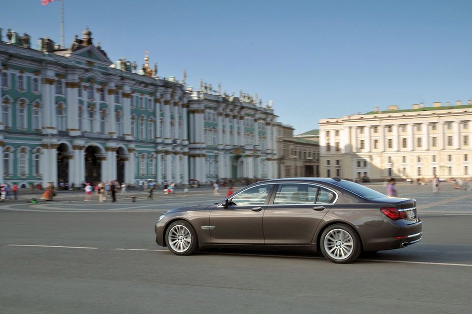 BMW serii 7 na rok 2013 - megagaleria niemieckiego okrętu flagowego 75